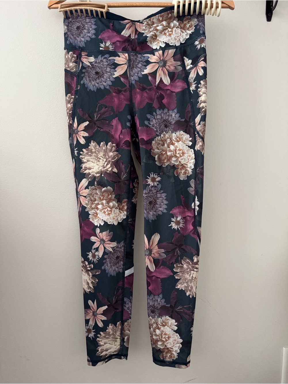 Sweaty Betty Floral Print Leggings in purple, navy, cream size medium